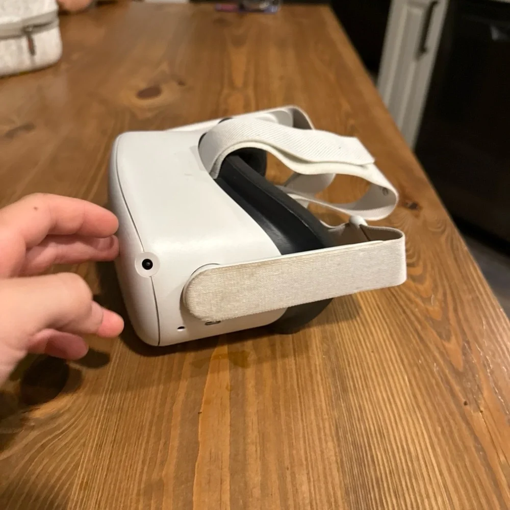 Oculus Quest 2 128gb With Case and Controllers works well slightly scratched